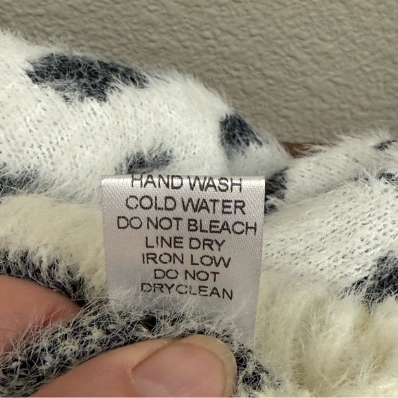 Macaron XL Fuzzy Leopard Print V Neck Sweater Soft Cozy White Black Animal Knit - Picture 7 of 8